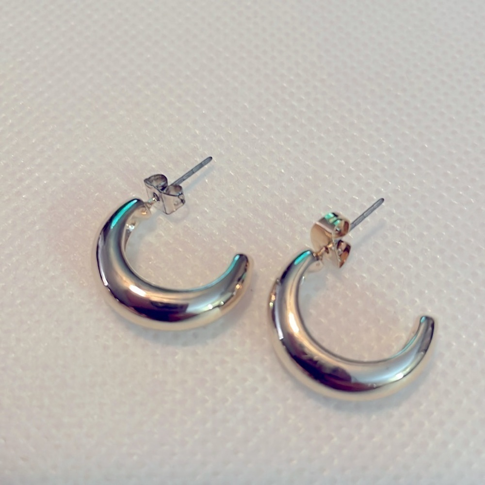 5 Pair Earring Set -Silvertone - Dangles & Hoops NWOT - Picture 5 of 6